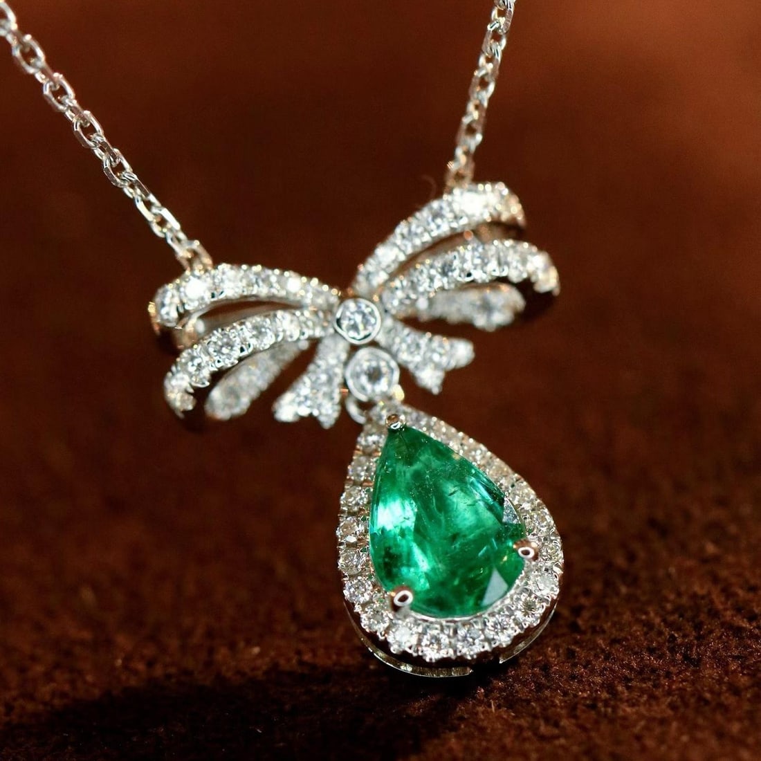 14k Gold 0.66 Ctw Natural Emerald & Diamond Necklace: Ref:231186038 // gold content:14k gold // main gemstone:emerald // shape:pear // carat weight:0. 38ct // color:green // treatment:natural // // adjacent gemstone 2 : diamond // shape:round // carat
