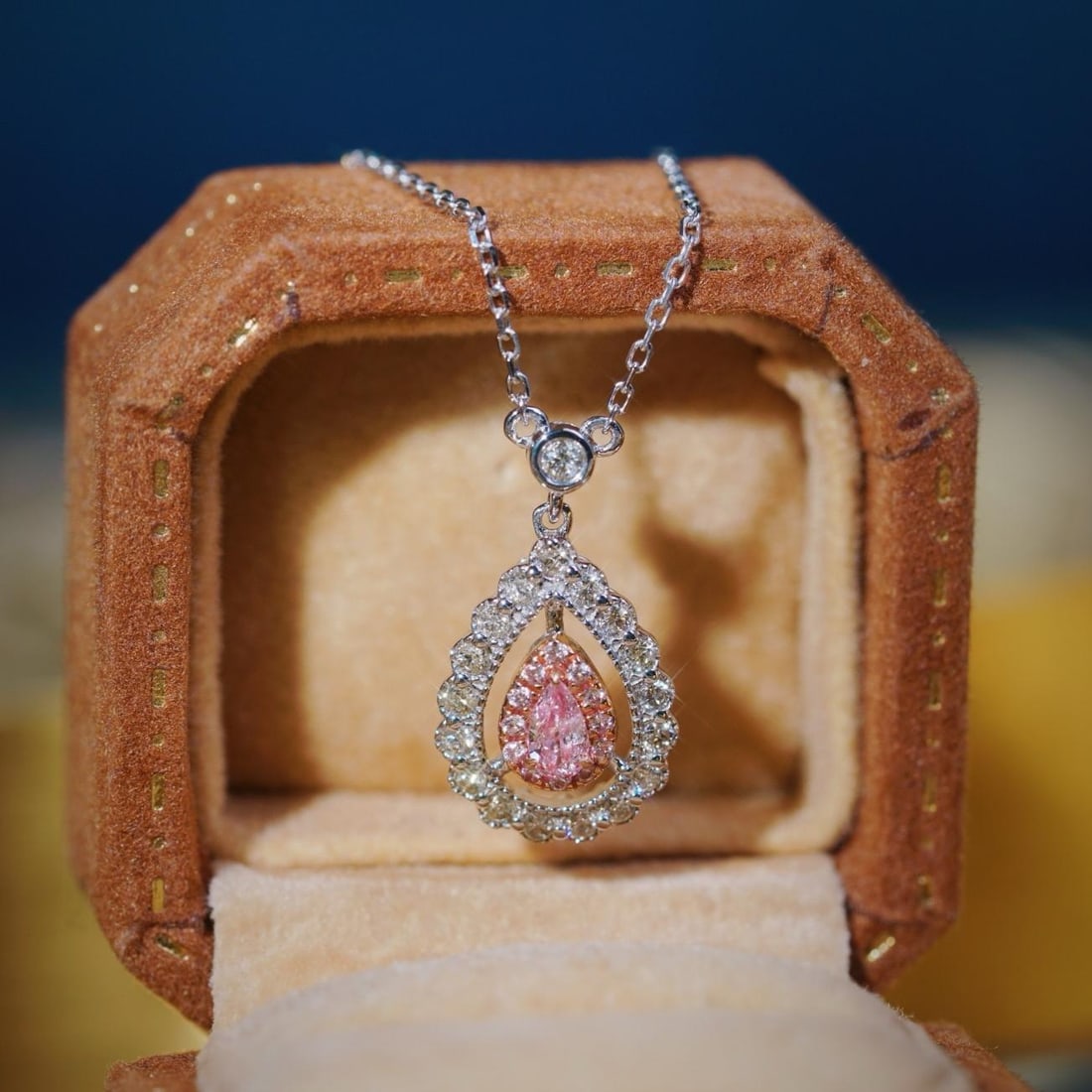 14k Gold 0.35 Ctw Natural Pink Diamond & Diamond Necklace: Ref:231186041 // gold content:14k gold // main gemstone:pink diamond // shape:pear // carat weight:0. 10ct // color:pink // treatment:natural // // adjacent gemstone 2 : diamond // shape:round //