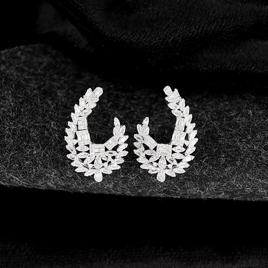 14k Gold 0.9 Ct Natural H Diamond Earrings: Ref:231186043 // gold content:14k gold // main gemstone:diamond // shape:multiple // carat weight:0. 9ct // clarity grade:vs-si // color:h // treatment:natural // Condition: New Low Estimate: 4000.00