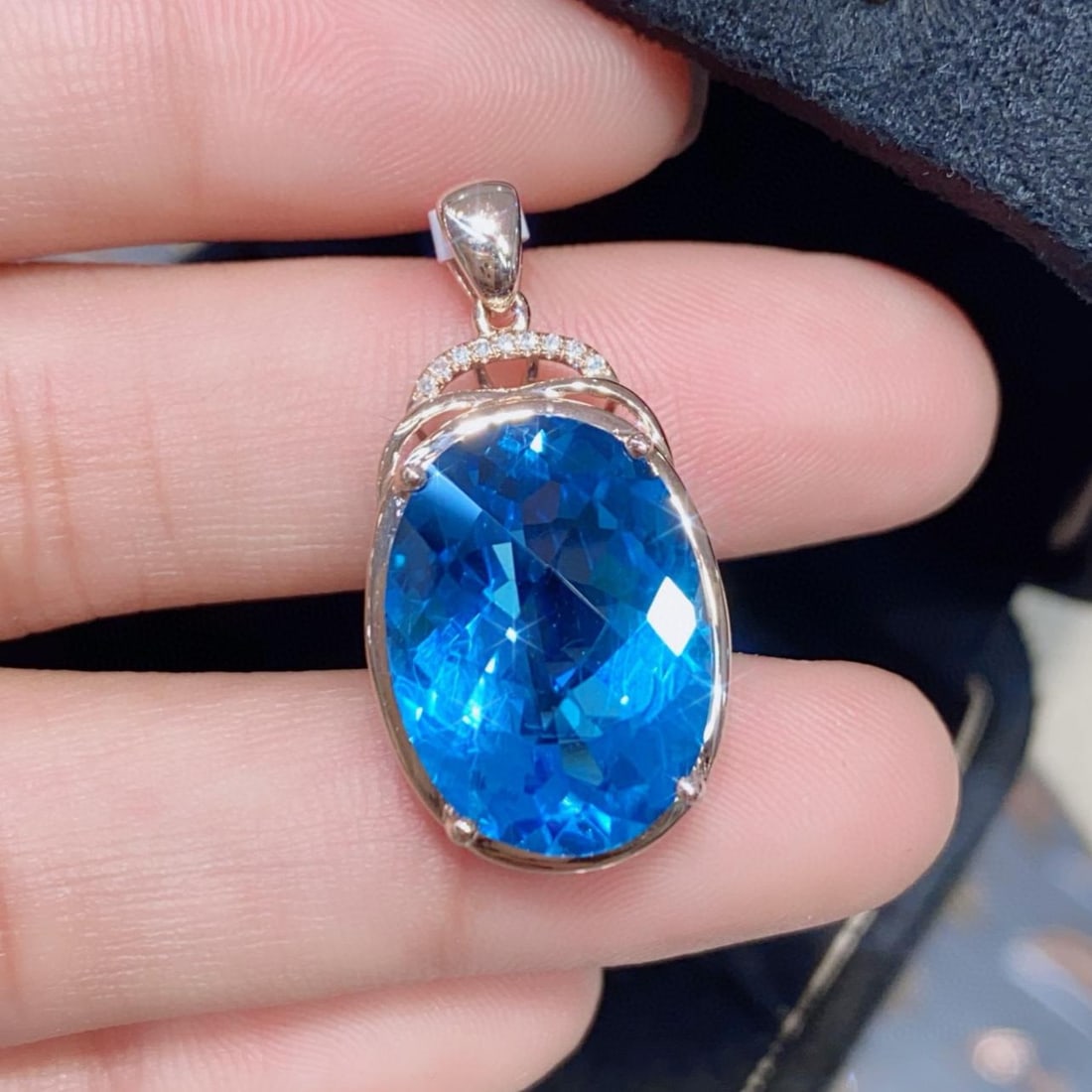 14k Gold 11.77 Ctw Natural Topaz & Diamond Pendant( Without Chain ): Ref:231186054 // gold content:14k gold // main gemstone:topaz // shape:oval // carat weight:11. 75ct // color:blue // treatment:natural // // adjacent gemstone 2 : diamond // number of stones:9 //