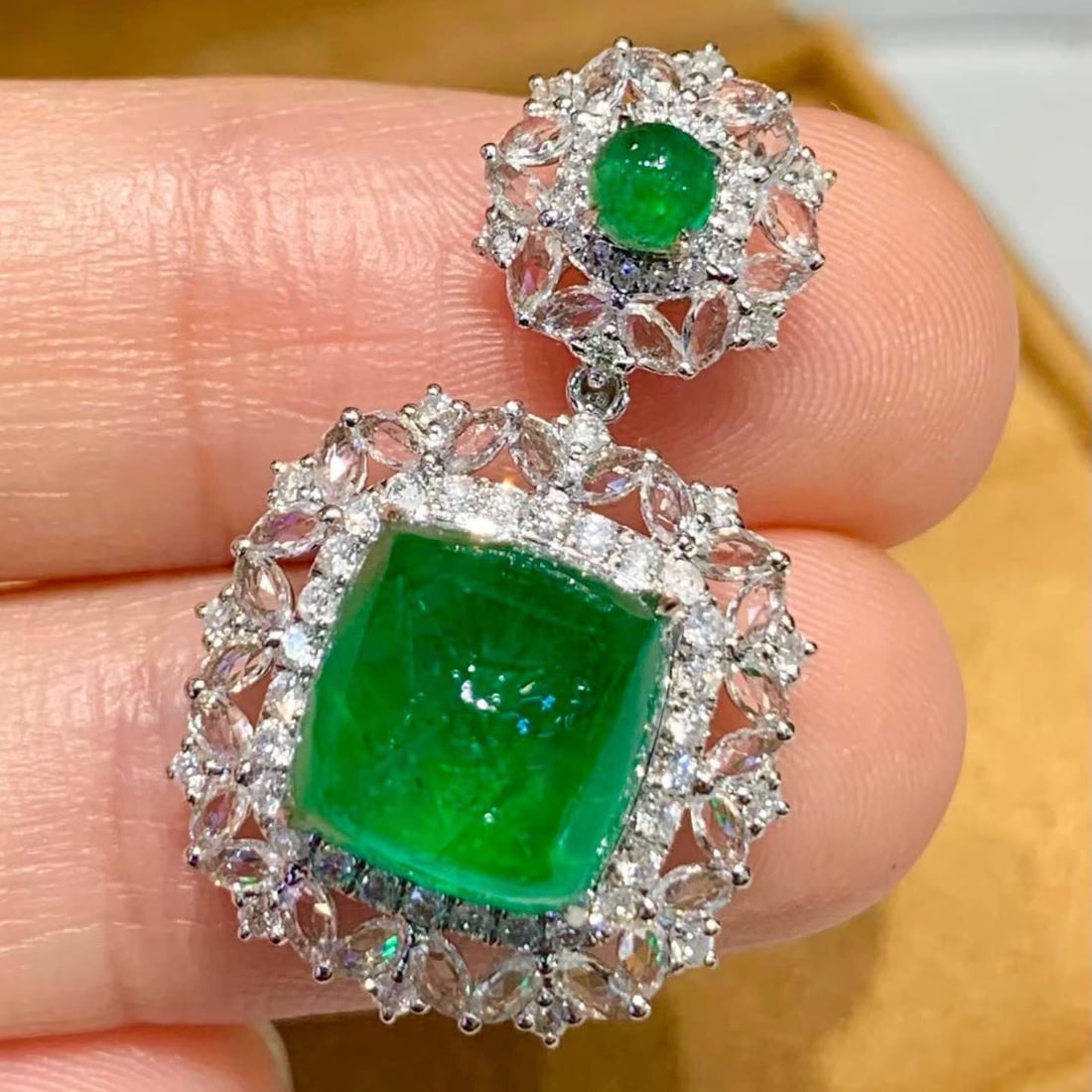 14k Gold 4.75 Ct Natural Emerald & Diamond & Sapphire Pendant( Without Chain ): Ref:231186079 // gold content:14k gold // main gemstone:emerald // shape:sugar-loaf // carat weight:4. 75ct // color:green // treatment:natural // // adjacent gemstone 2 : diamond // shape:round //