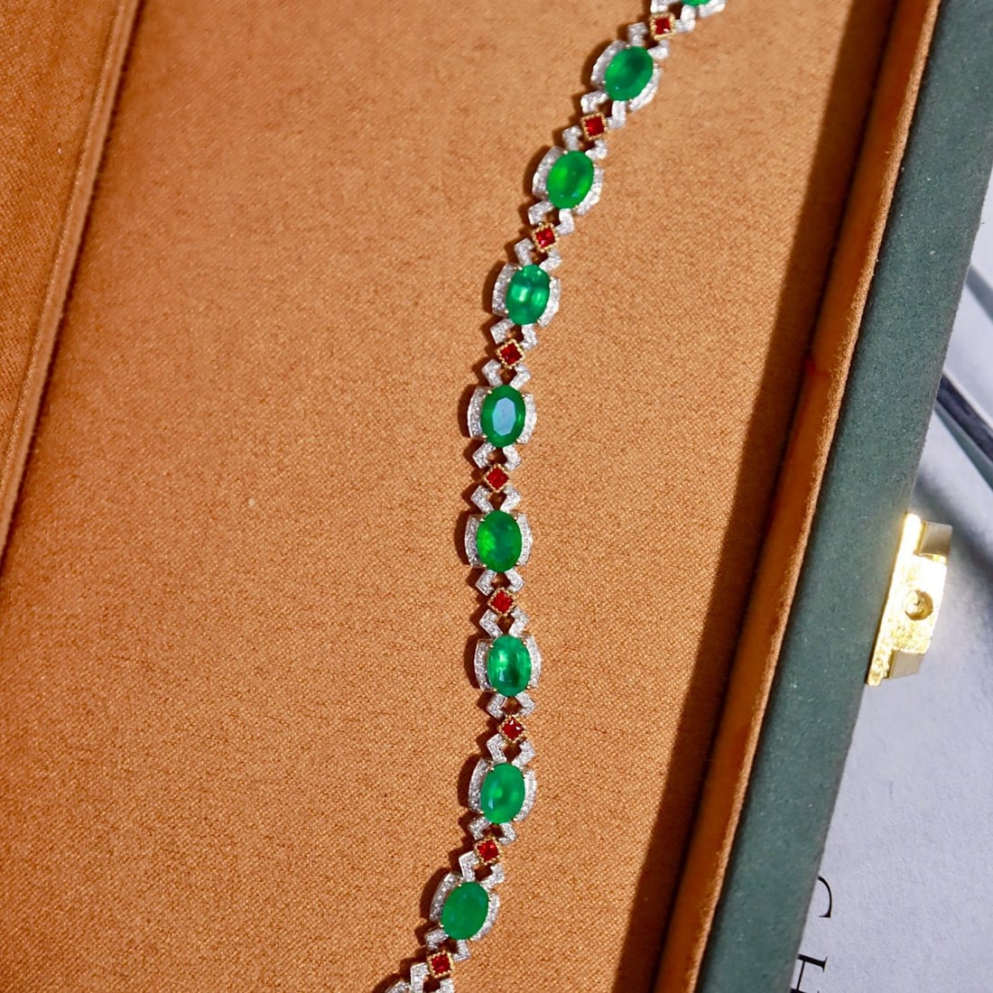 14k Gold 9.82 Ctw Natural Emerald & Diamond Bracelet: Ref:231186081 // gold content:14k gold // main gemstone:emerald // shape:oval // carat weight:8. 70ct // color:green // treatment:natural // // adjacent gemstone 2 : diamond // shape:round // carat we