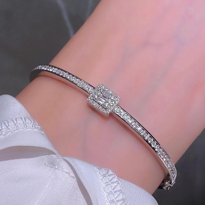 14k Gold 0.63 Ct Natural H Diamond Bangle: Ref:231186096 // gold content:14k gold // main gemstone:diamond // shape:multiple // carat weight:0. 63ct // clarity grade:vs-si // color:h // treatment:natural //