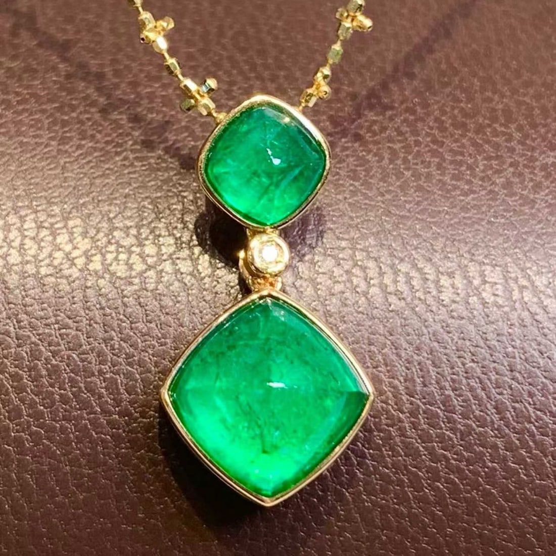 14k Gold 3.02 Ct Natural Emerald & Diamond Pendant( Without Chain ): Ref:231186119 // gold content:14k gold // main gemstone:emerald // shape:sugar-loaf // carat weight:3. 02ct // color:green // treatment:natural // // adjacent gemstone 2 : diamond // shape:round //