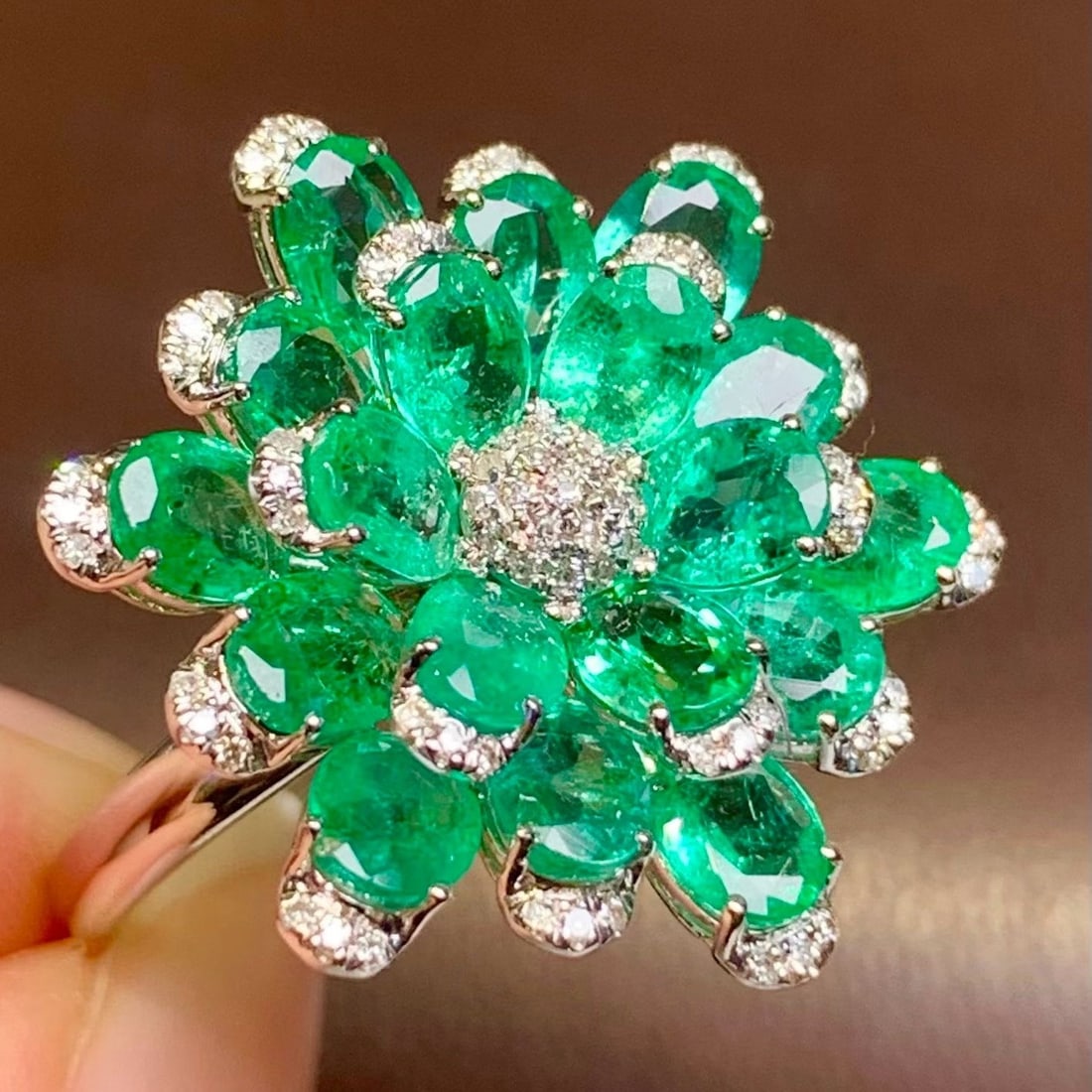 14k Gold 4.2 Ct Natural Emerald & Diamond Ring - 6