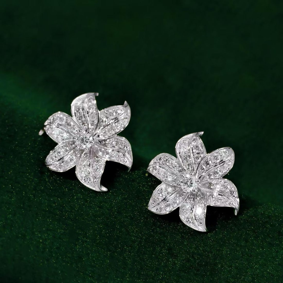 14k Gold 0.5 Ct Natural H Diamond & Flowers Earrings: Ref:231186133 // gold content:14k gold // main gemstone:diamond // shape:round // carat weight:0. 5ct // clarity grade:vs-si // color:h // treatment:natural // cut grade:g // Condition: New Low