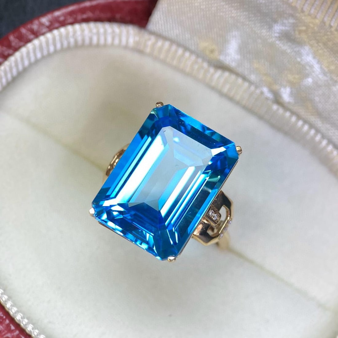 14k Gold 18.25 Ct Natural Topaz & Diamond Ring: Ref:231186147 // gold content:14k gold // ring size:7. 25us // // main gemstone:topaz // shape:octagonal // carat weight:18. 25ct // color:blue // treatment:natural // // adjacent gemstone 2 : diamond