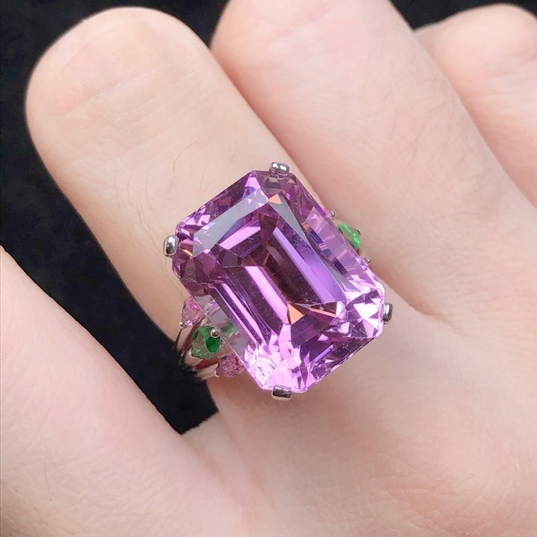 14k Gold 18.56 Ctw Natural Kunzite & Coloured Gemstone Ring: Ref:231186148 // gold content:14k gold // ring size:7. 25us // // main gemstone:kunzite // shape:octagonal // carat weight:17. 78ct // color:pinkish purple // treatment:natural // // adjacent gemstone