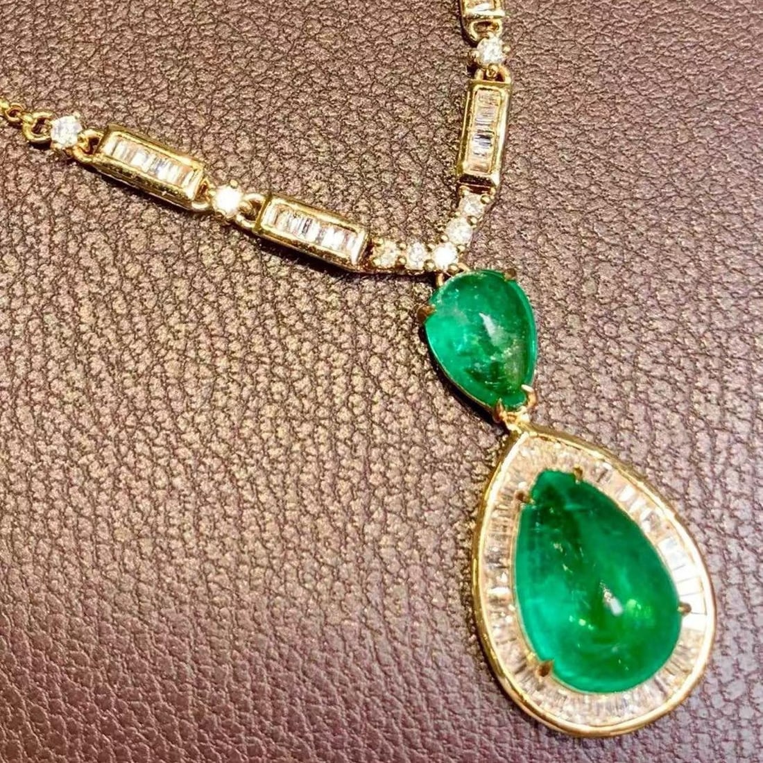 14k Gold 3.3 Ct Natural Emerald & Diamond Necklace: Ref:231186169 // gold content:14k gold // main gemstone:emerald // shape:pear // carat weight:3. 3ct // color:green // treatment:natural // // adjacent gemstone 2 : diamond // shape:multiple //