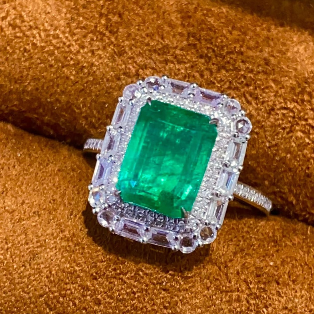 14k Gold 3.09 Ct Natural Emerald & Diamond & Sapphire Ring - 2