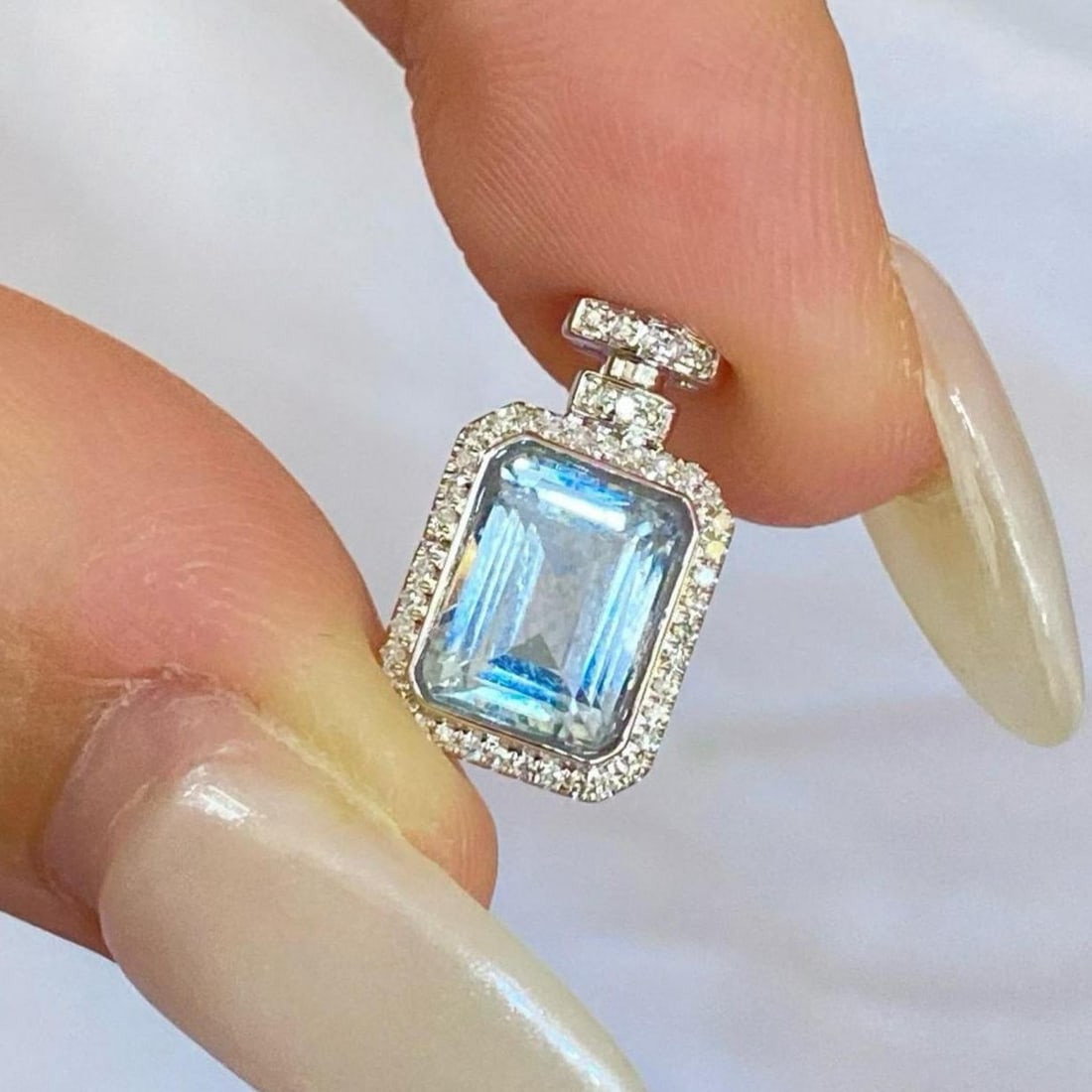 14k Gold 2.05 Ct Natural Aquamarine & Diamond Pendant( Without Chain ): Ref:231186208 // gold content:14k gold // main gemstone:aquamarine // shape:octagonal // carat weight:2. 05ct // color:blue // treatment:natural // // adjacent gemstone 2 : diamond // shape:round //