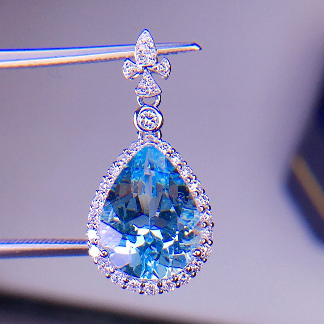14k Gold 3.26 Ct Natural Aquamarine & Diamond Pendant( Without Chain ): Ref:231186210 // gold content:14k gold // main gemstone:aquamarine // shape:pear // carat weight:3. 26ct // color:blue // treatment:natural // // adjacent gemstone 2 : diamond // shape:round //
