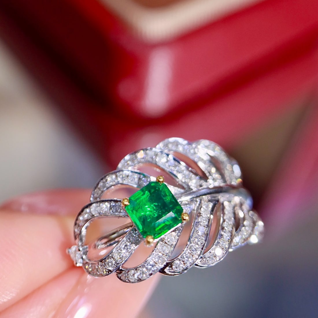 14k Gold 0.96 Ctw Vivid Green Natural Emerald & Diamond Ring - 2