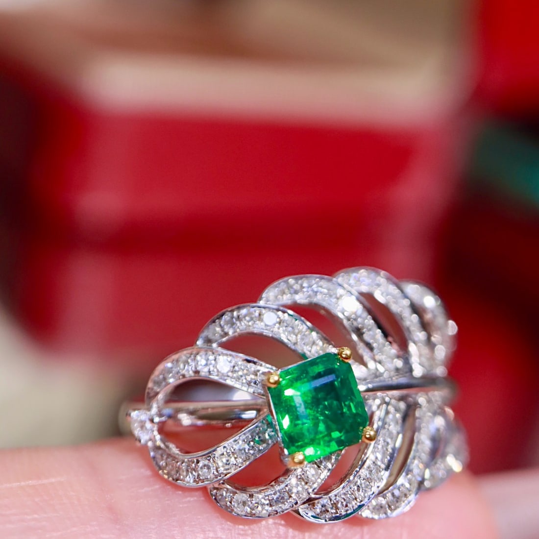 14k Gold 0.96 Ctw Vivid Green Natural Emerald & Diamond Ring - 4
