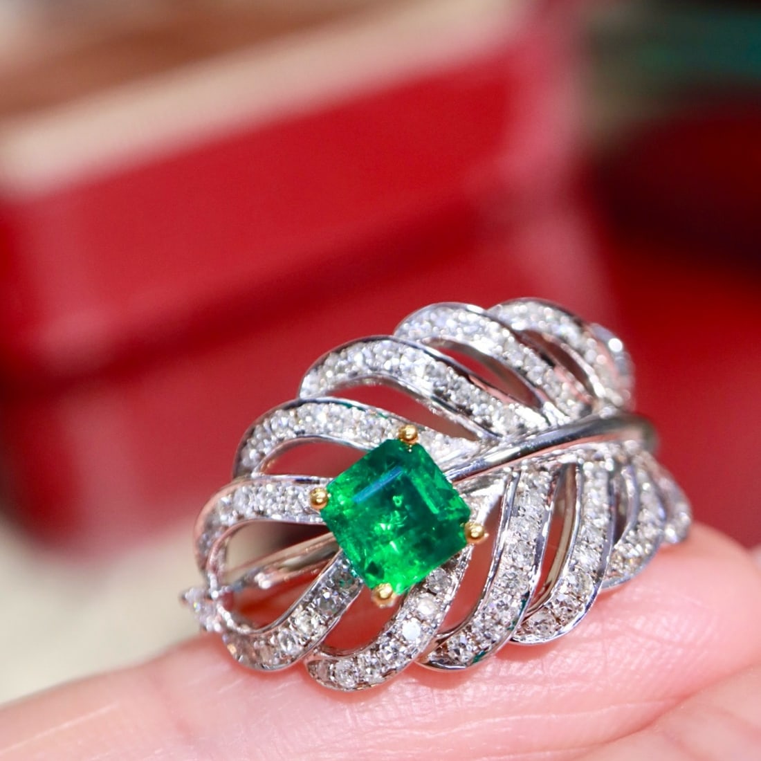 14k Gold 0.96 Ctw Vivid Green Natural Emerald & Diamond Ring - 5