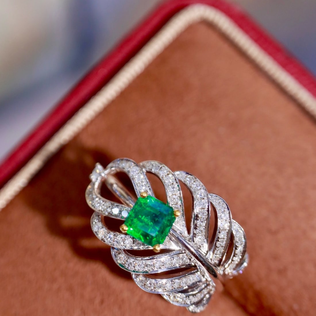 14k Gold 0.96 Ctw Vivid Green Natural Emerald & Diamond Ring - 6