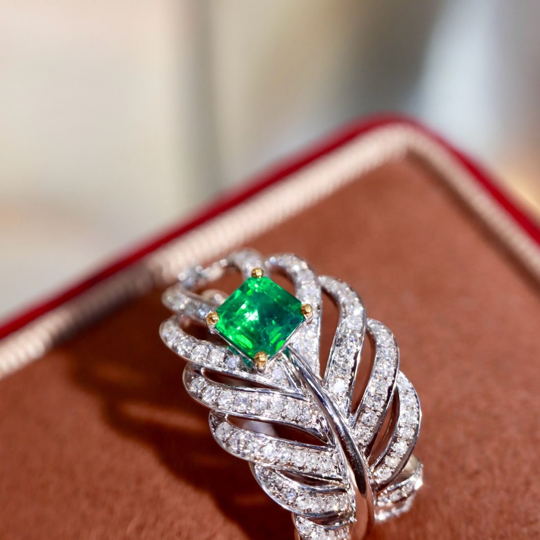 14k Gold 0.96 Ctw Vivid Green Natural Emerald & Diamond Ring - 7