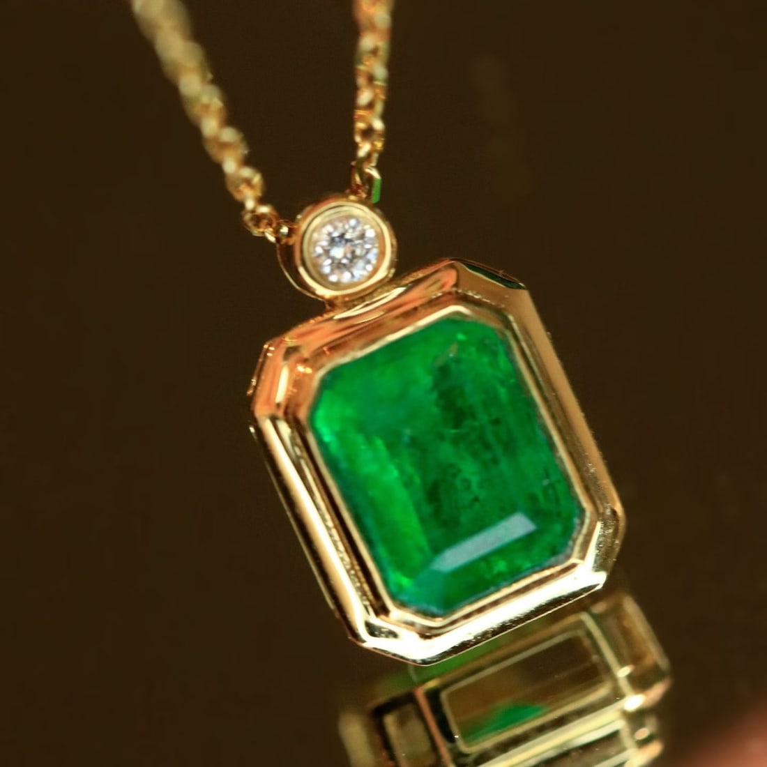 14k Gold 0.74 Ctw Vivid Green Natural Emerald & Diamond Necklace: Ref:231186221 // gold content:14k gold // main gemstone:emerald // shape:octagonal // carat weight:0. 72ct // color:vivid green // treatment:natural // // adjacent gemstone 2 : diamond // shape:round