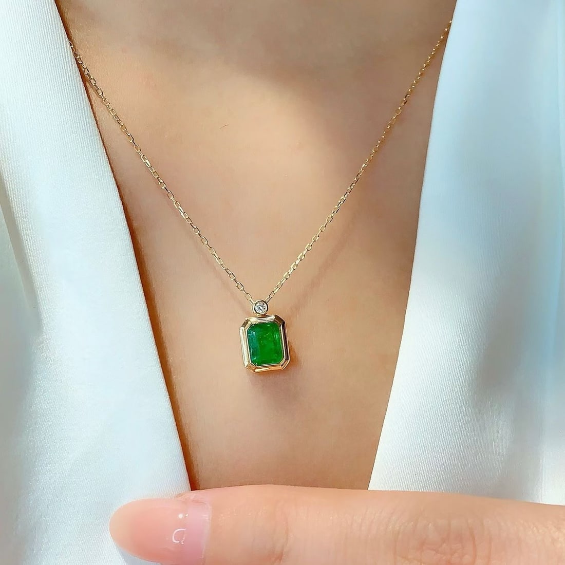 14k Gold 0.74 Ctw Vivid Green Natural Emerald & Diamond Necklace - 3