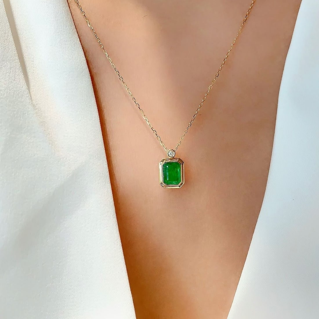 14k Gold 0.74 Ctw Vivid Green Natural Emerald & Diamond Necklace - 4