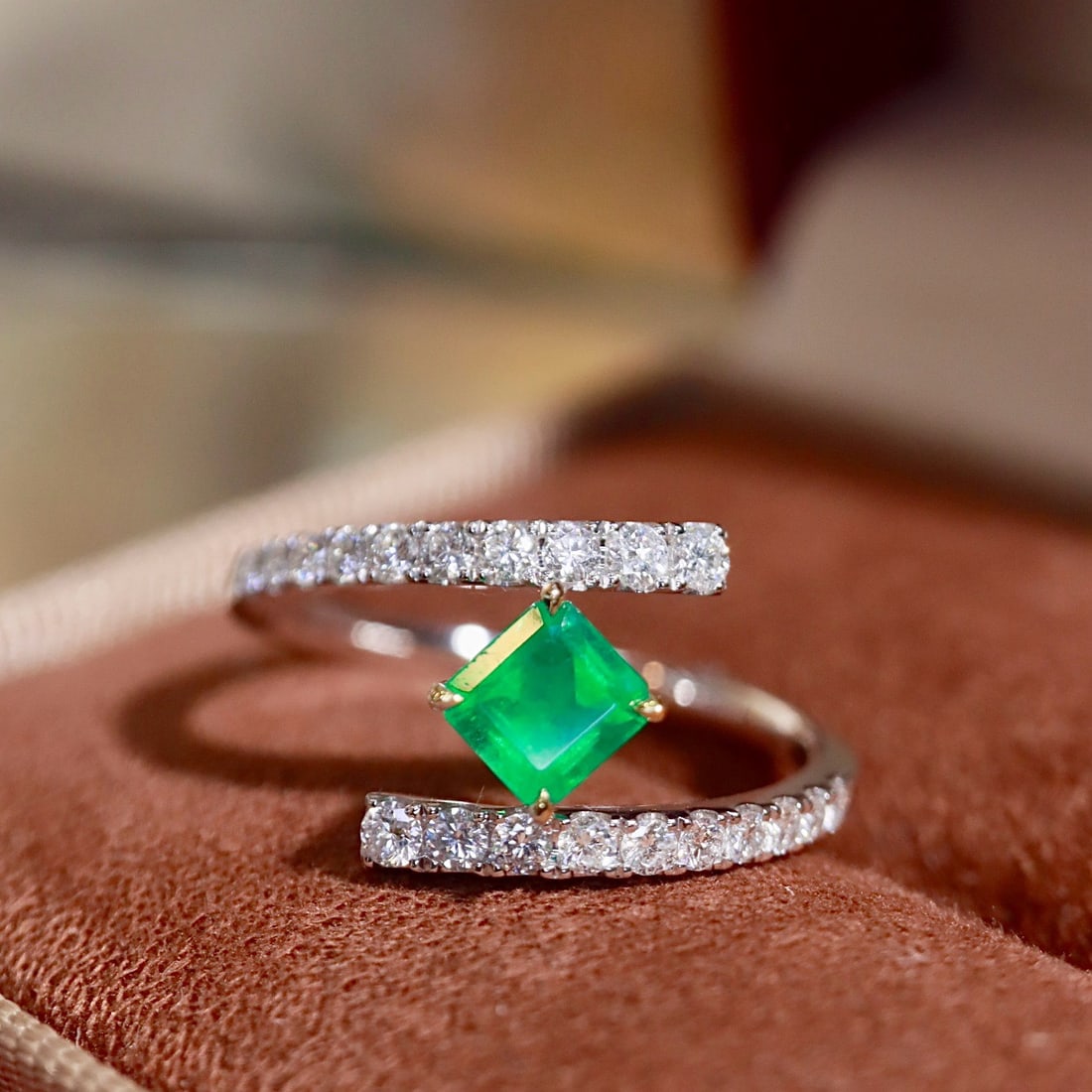 14k Gold 0.82 Ctw Vivid Green Natural Emerald & Diamond Ring: Ref:231186224 // gold content:14k gold // ring size:7. 25us // // main gemstone:emerald // shape:octagonal // carat weight:0. 50ct // color:vivid green // treatment:natural // // adjacent gemstone 2