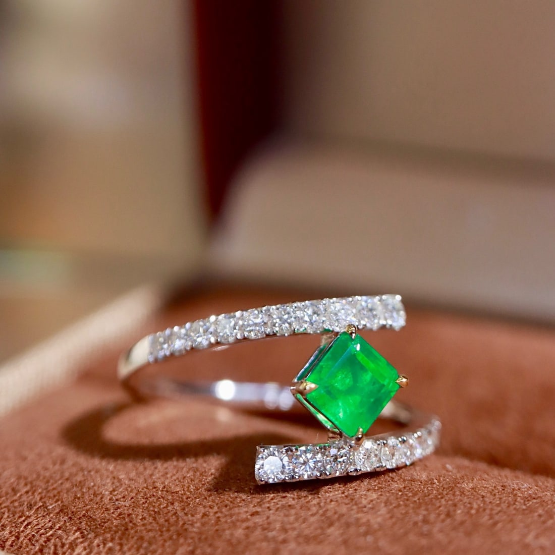 14k Gold 0.82 Ctw Vivid Green Natural Emerald & Diamond Ring - 2