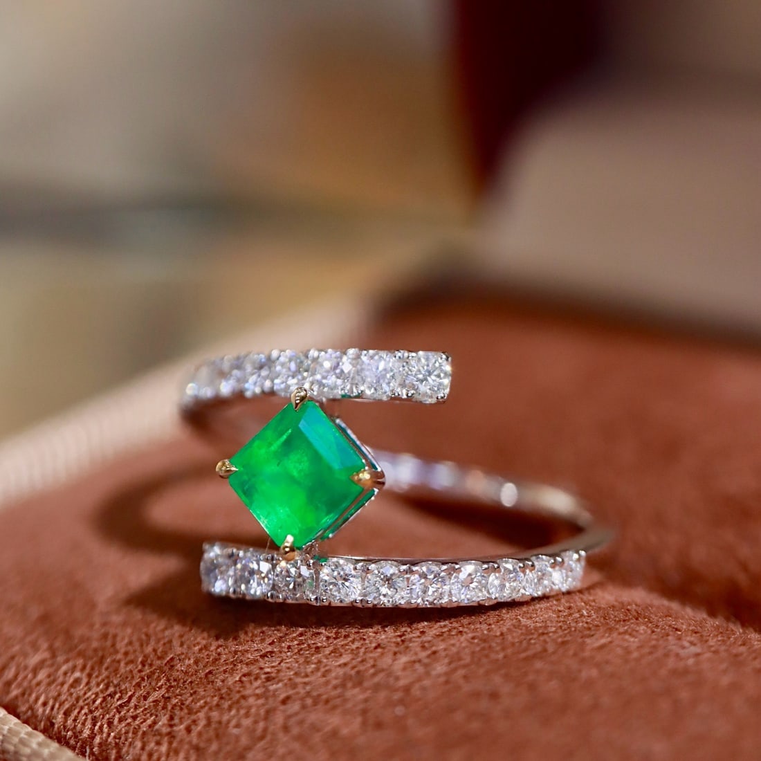 14k Gold 0.82 Ctw Vivid Green Natural Emerald & Diamond Ring - 3