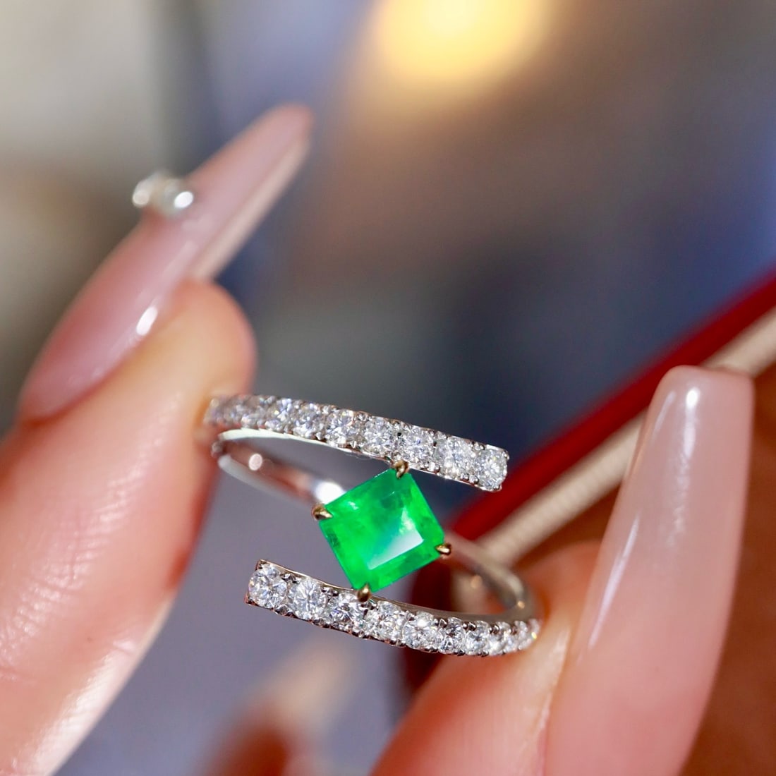 14k Gold 0.82 Ctw Vivid Green Natural Emerald & Diamond Ring - 4