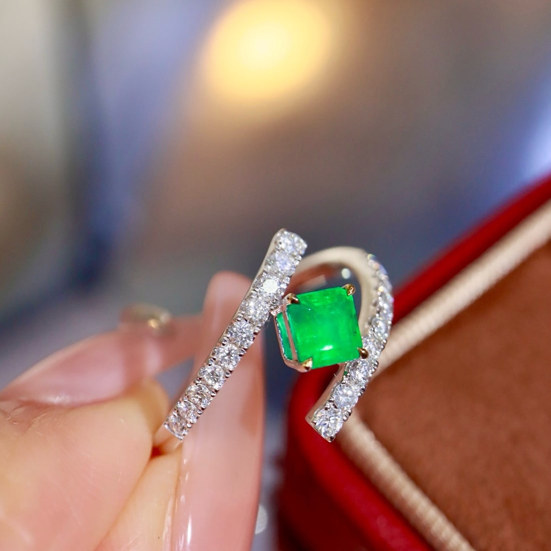 14k Gold 0.82 Ctw Vivid Green Natural Emerald & Diamond Ring - 5