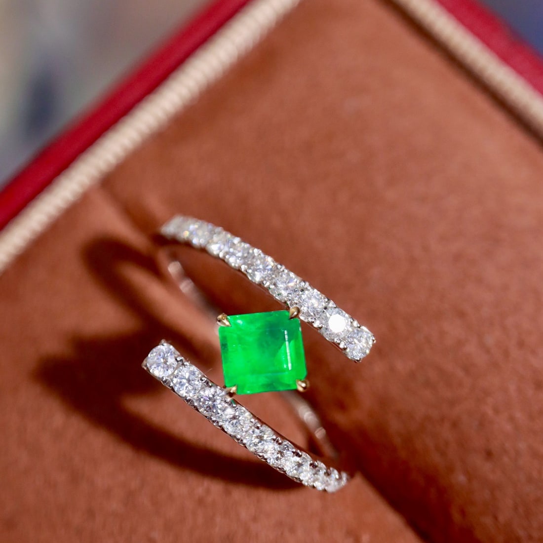 14k Gold 0.82 Ctw Vivid Green Natural Emerald & Diamond Ring - 7