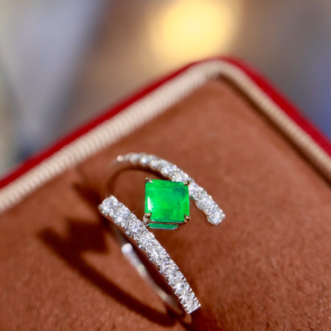 14k Gold 0.82 Ctw Vivid Green Natural Emerald & Diamond Ring - 8