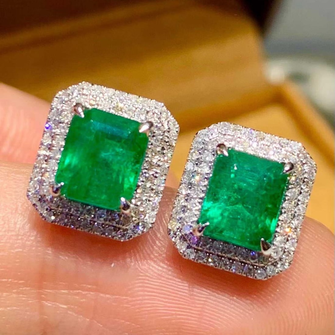 14k Gold 2.8 Ct Natural Emerald & Diamond Earrings: Ref:231186266 // gold content:14k gold // main gemstone:emerald // shape:octagonal // carat weight:2. 8ct // color:green // treatment:natural // // adjacent gemstone 2 : diamond // shape:round //