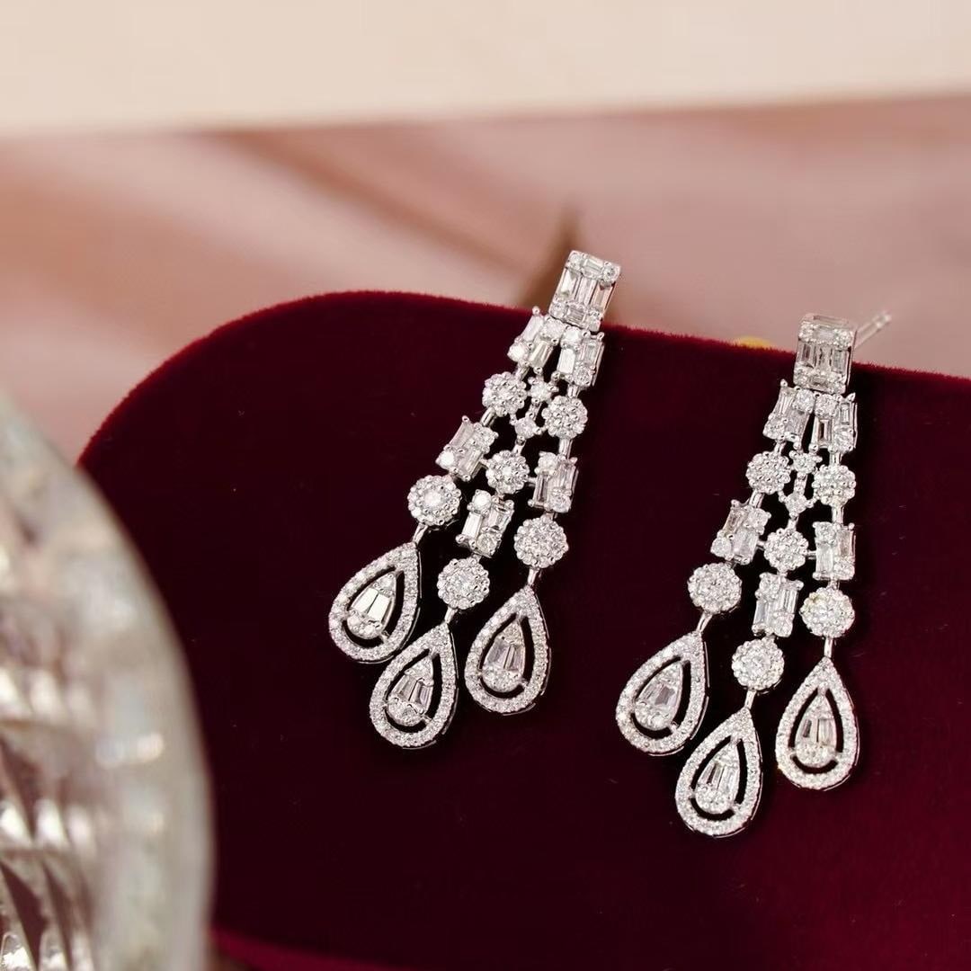 14k Gold 1.4 Ct Natural H Diamond Earrings: Ref:231186271 // gold content:14k gold // main gemstone:diamond // shape:multiple // carat weight:1. 4ct // clarity grade:vs-si // color:h // treatment:natural // Condition: New Low Estimate: 3500.00 