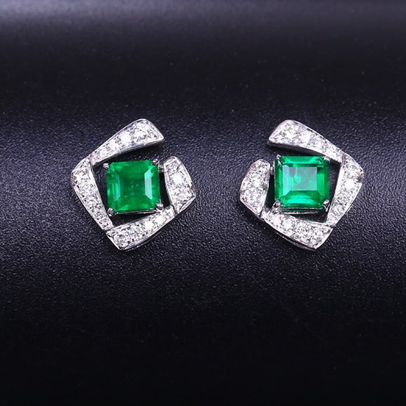 14k Gold 0.77 Ctw Vivid Green Natural Emerald & Diamond Earrings: Ref:231186301 // gold content:14k gold // main gemstone:emerald // shape:octagonal // carat weight:0. 63ct // color:vivid green // treatment:natural // // adjacent gemstone 2 : diamond // shape:round