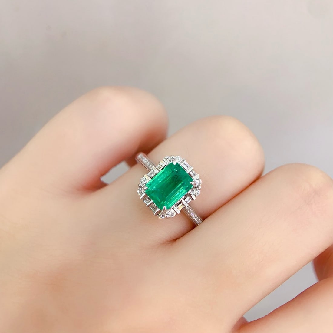 14k Gold 1.8 Ct Natural Emerald & Diamond Ring - 4