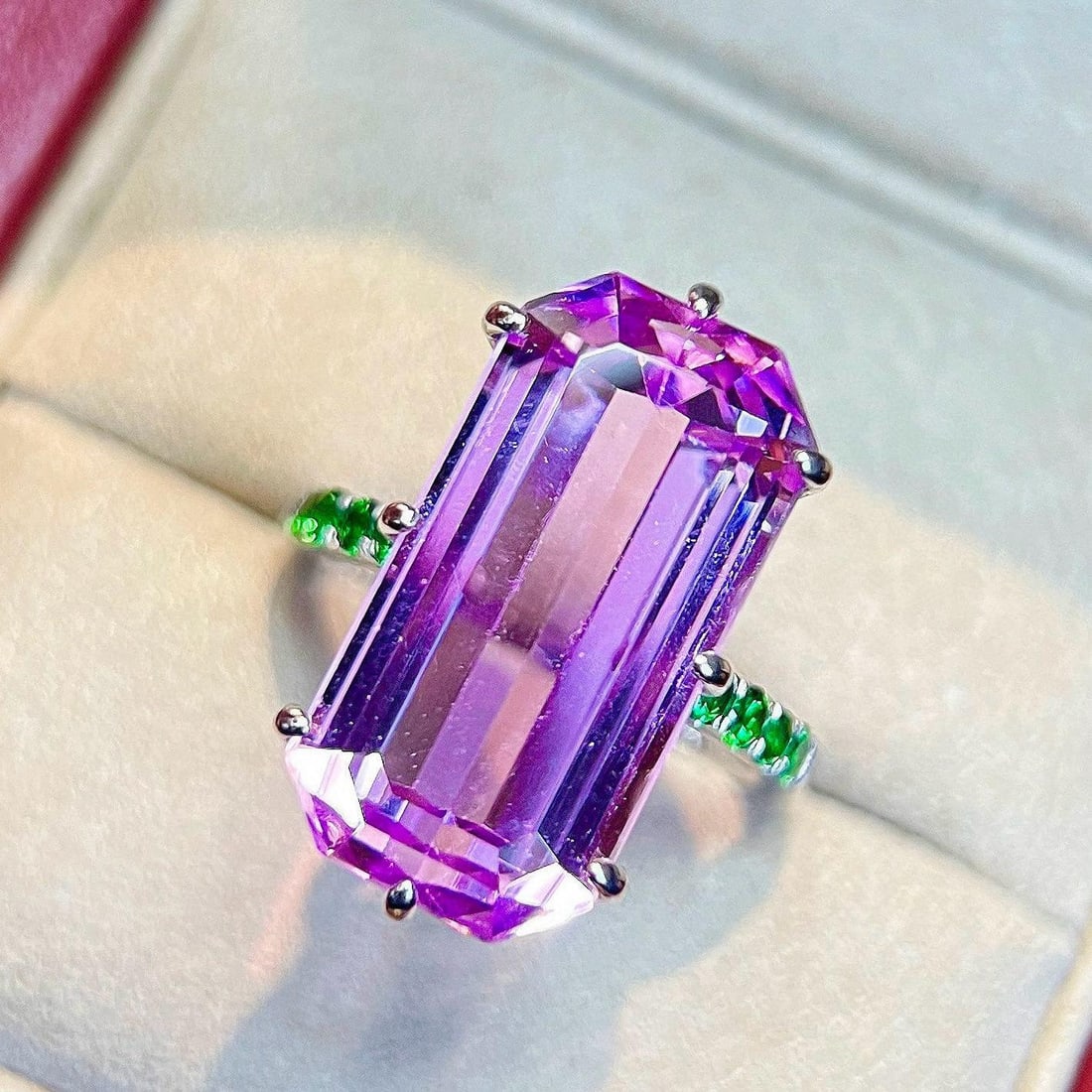 14k Gold 17.11 Ctw Natural Kunzite & Tsavorite Ring: Ref:231186328 // gold content:14k gold // ring size:7. 25us // // main gemstone:kunzite // shape:octagonal // carat weight:16. 71ct // color:pinkish purple // treatment:natural // // adjacent