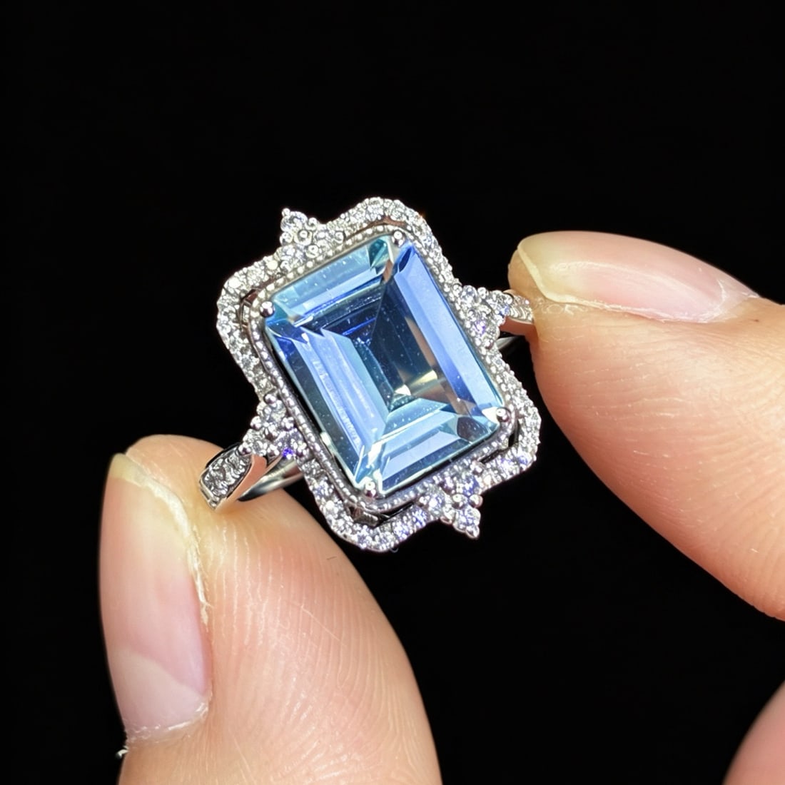 14k Gold 2.57 Ctw Natural Aquamarine & Diamond Ring: Ref:231186336 // gold content:14k gold // ring size:7. 25us // // main gemstone:aquamarine // shape:octagonal // carat weight:2. 25ct // color:blue // treatment:natural // // adjacent gemstone 2 : dia