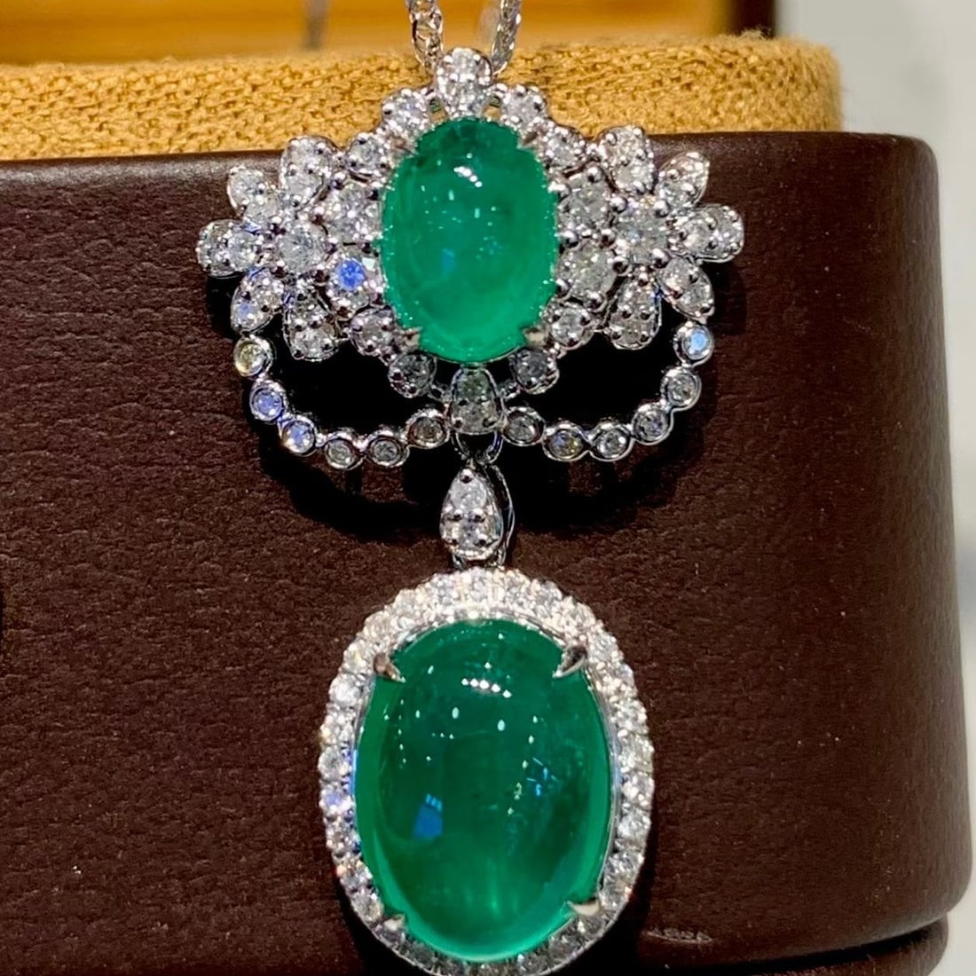 14k Gold 3.02 Ct Natural Emerald & Diamond Pendant( Without Chain ): Ref:231186352 // gold content:14k gold // main gemstone:emerald // shape:oval // carat weight:3. 02ct // color:green // treatment:natural // // adjacent gemstone 2 : diamond // shape:round // clarity