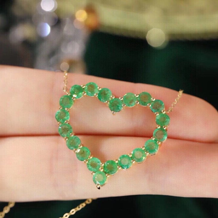 14k Gold 4.3 Ct Natural Emerald Necklace: Ref:231186371 // gold content:14k gold // main gemstone:emerald // shape:round // carat weight:4. 3ct // color:green // treatment:natural // cut grade:g // Condition: New Low Estimate: 4200.00 High