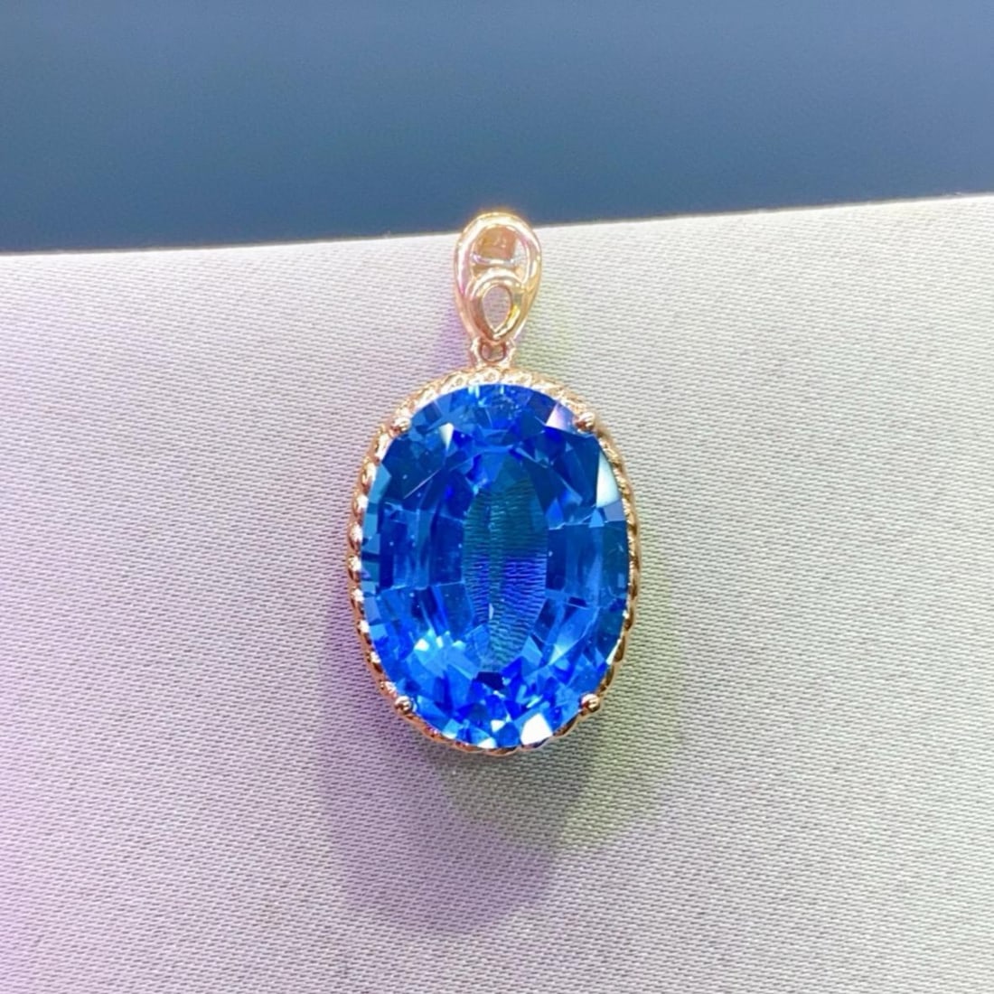 14k Gold 14.8 Ct Natural Topaz Pendant( Without Chain ): Ref:231186373 // gold content:14k gold // main gemstone:topaz // shape:oval // carat weight:14. 8ct // color:blue // treatment:natural // Condition: New Low Estimate: 2200.00 High Estimate: 3300.00