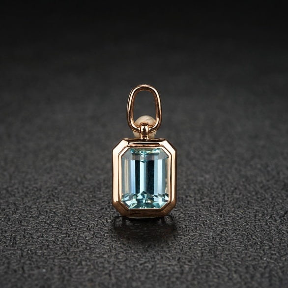 14k Gold 3.6 Ct Natural Aquamarine Pendant( Without Chain ): Ref:231186377 // gold content:14k gold // main gemstone:aquamarine // shape:octagonal // carat weight:3. 6ct // color:blue // treatment:natural // Condition: New Low Estimate: 2900.00 High Estimate: