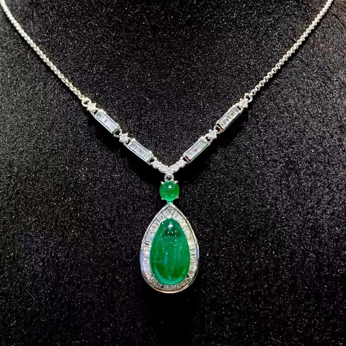 14k Gold 3.3 Ct Natural Emerald & Diamond Necklace: Ref:231186392 // gold content:14k gold // main gemstone:emerald // shape:pear // carat weight:3. 3ct // color:green // treatment:natural // // adjacent gemstone 2 : diamond // shape:multiple //