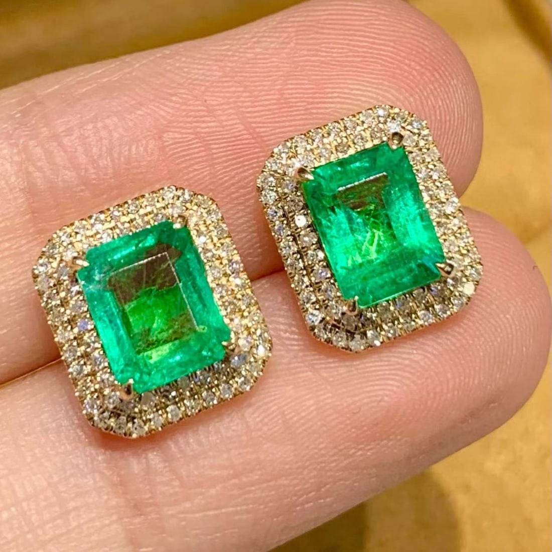 14k Gold 2.4 Ct Natural Emerald & Diamond Earrings: Ref:231186393 // gold content:14k gold // main gemstone:emerald // shape:octagonal // carat weight:2. 4ct // color:green // treatment:natural // // adjacent gemstone 2 : diamond // shape:round //