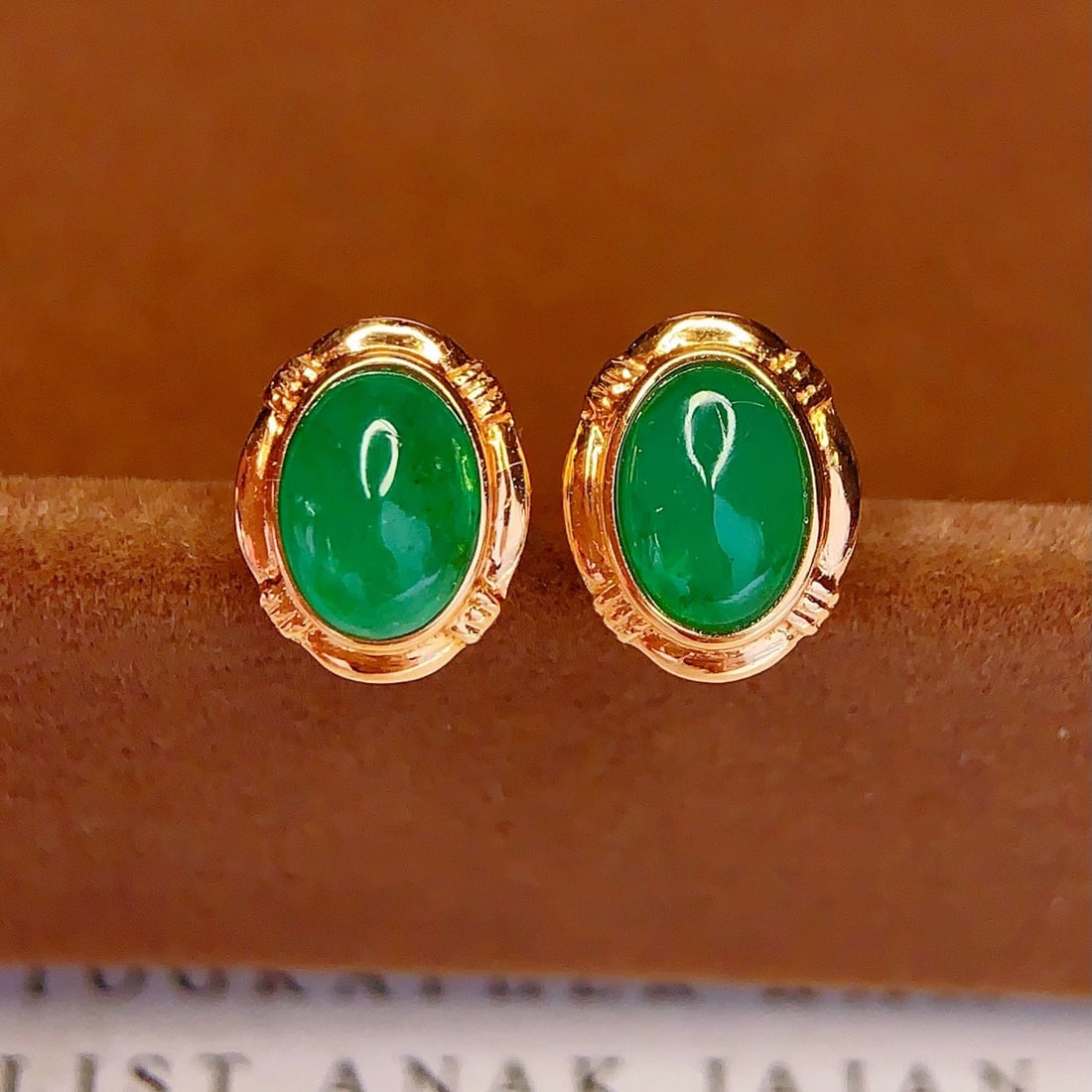 14k Gold 2 Ct Natural Emerald Earrings: Ref:231186400 // gold content:14k gold // main gemstone:emerald // shape:oval // carat weight:2ct // color:green // treatment:natural // Condition: New Low Estimate: 2000.00 High Estimate: 3000.00