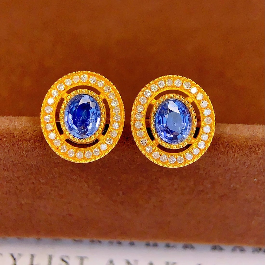 14k Gold 1.3 Ct Natural Sapphire & Diamond Earrings: Ref:231186402 // gold content:14k gold // main gemstone:sapphire // shape:oval // carat weight:1. 3ct // color:blue // treatment:natural // // adjacent gemstone 2 : diamond // number of stones:62 //
