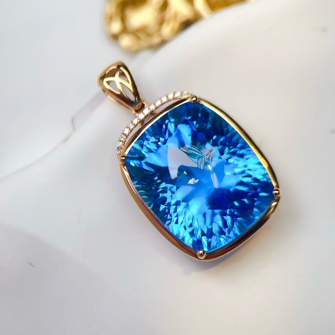 14k Gold 23.04 Ctw Natural Topaz & Diamond Pendant( Without Chain ): Ref:231186418 // gold content:14k gold // main gemstone:topaz // shape:cushion // carat weight:23ct // color:blue // treatment:natural // // adjacent gemstone 2 : diamond // number of stones:14 //