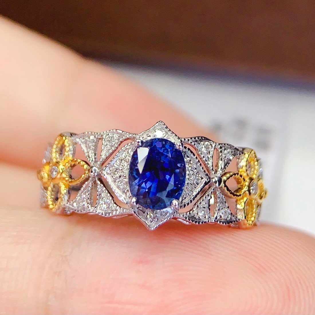 14k Gold 0.85 Ct Natural Sapphire & Diamond Ring: Ref:231186440 // gold content:14k gold // ring size:7. 25us // // main gemstone:sapphire // shape:oval // carat weight:0. 85ct // color:blue // treatment:natural // // adjacent gemstone 2 : diamond //