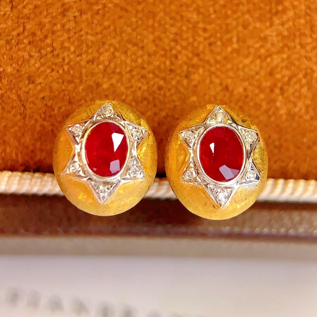 14k Gold 0.6 Ct Natural Ruby & Diamond Earrings: Ref:231186443 // gold content:14k gold // main gemstone:ruby // shape:oval // carat weight:0. 6ct // color:red // treatment:natural // // adjacent gemstone 2 : diamond // number of stones:12 //