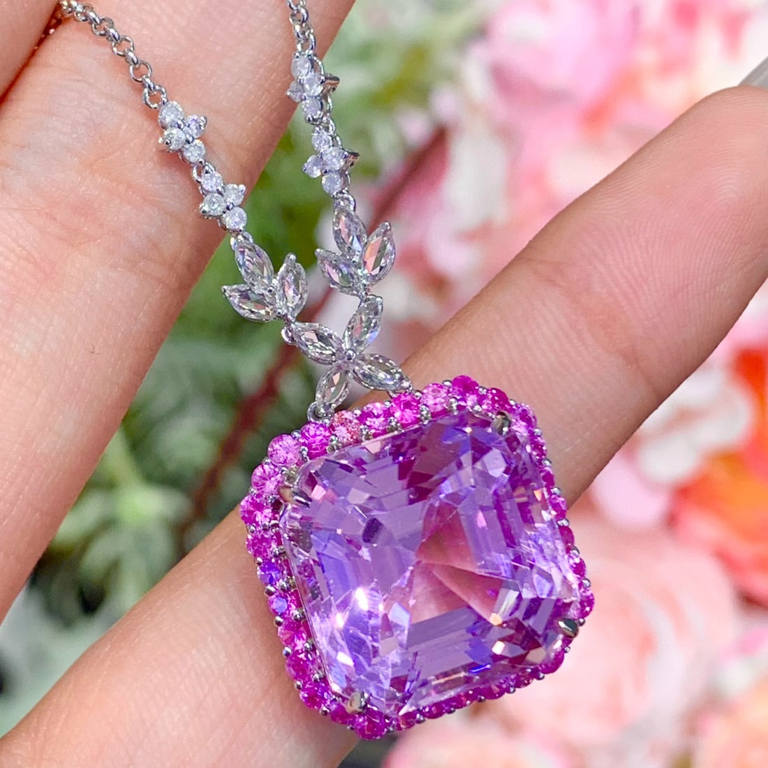 14k Gold 28.6 Ct Natural Kunzite & Sapphire & Diamond Necklace: Ref:231187020 // gold content:14k gold // main gemstone:kunzite // shape:octagonal // carat weight:28. 6ct // color:pinkish purple // treatment:natural // // adjacent gemstone 2 : sapphire // shape:ro