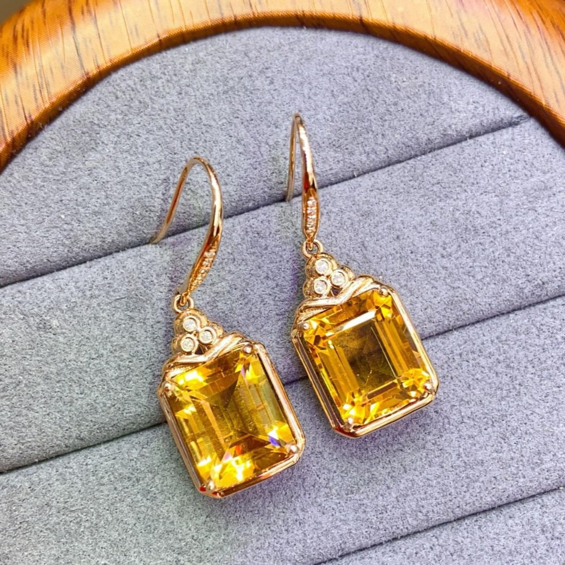 14k Gold 9.2 Ct Natural Citrine & Diamond Earrings: Ref:231187026 // gold content:14k gold // main gemstone:citrine // shape:octagonal // carat weight:9. 2ct // color:yellow // treatment:natural // // adjacent gemstone 2 : diamond // number of stones:1